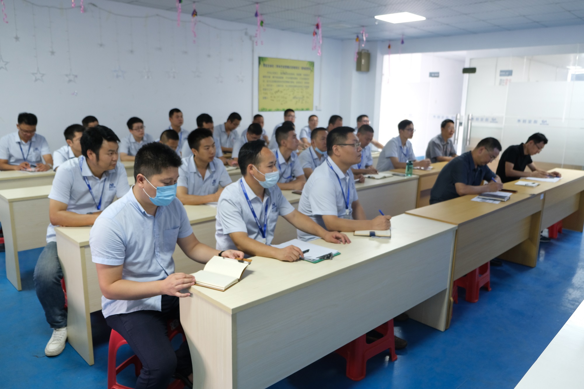浩寶技術外聘培訓老師對管理團隊舉行精益管理培訓2