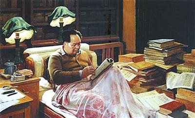 毛主席热爱学习在床上读书的场景